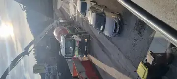 Betonarka in avtomobili na cesti z gradbenimi ovirami