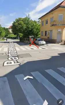 Avto parkiran na prehodu za pešce ob križišču