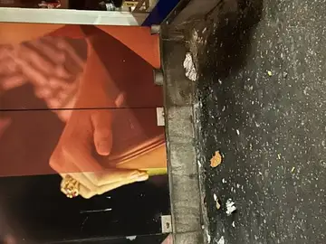 Smeti in umazanija v kotu ulice ob zidu