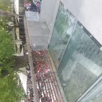Steklena talna plošča z veliko ključavnicami na kovinski ograji