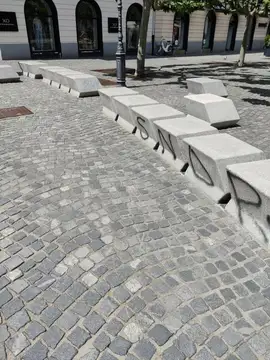 Grafiti na kamnitih klopeh na tlakovanem trgu