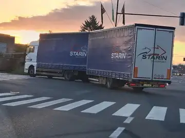 Velik tovornjak ovira prehod za pešce na križišču