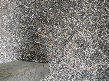 Prodnata tla z veliko raztresenimi cigaretnimi ogorki