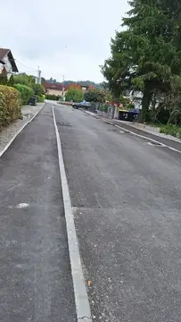 Ulica s koši za smeti na pločniku in cesti