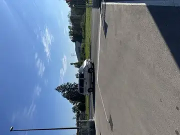 Kombi parkiran poševno čez parkirna mesta na praznem parkirišču