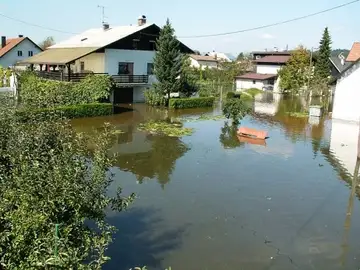Poplavljeno stanovanjsko območje z vodo na dvoriščih in ulicah
