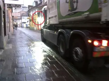 Velik tovornjak parkiran na ozki ulici ovira pot pešcem