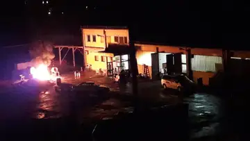 Požar ob industrijski stavbi ponoči