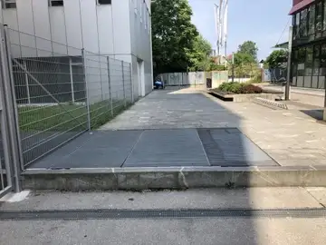 Visok robnik brez klančine ovira dostop do pločnika