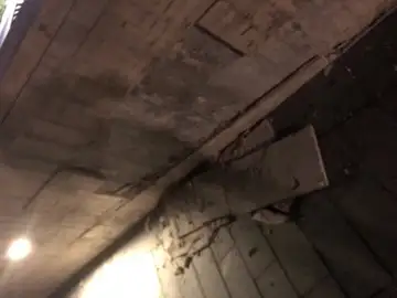 Počen betonski strop s padlimi odpadki na tleh