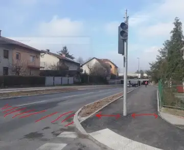 Semaforski drog ovira dostop pešcem na pločniku