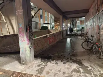 Grafiti na stenah in stebru v pokritem hodniku s kolesi